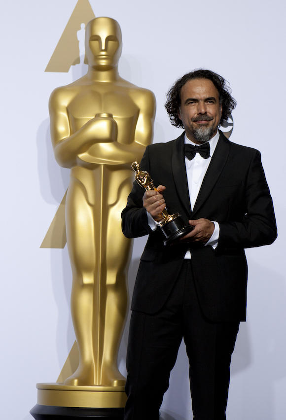 El director Alejandro Gonz&aacute;lez I&ntilde;&aacute;rritu posa con su &Oacute;scar a Mejor Director por la pel&iacute;cula "The Revenent"; el 28 de febrero de 2016, en la sala de prensa de la edici&oacute;n 88 de los Premios &Oacute;scar, en el Teatro Dolby de Los &Aacute;ngeles, California.