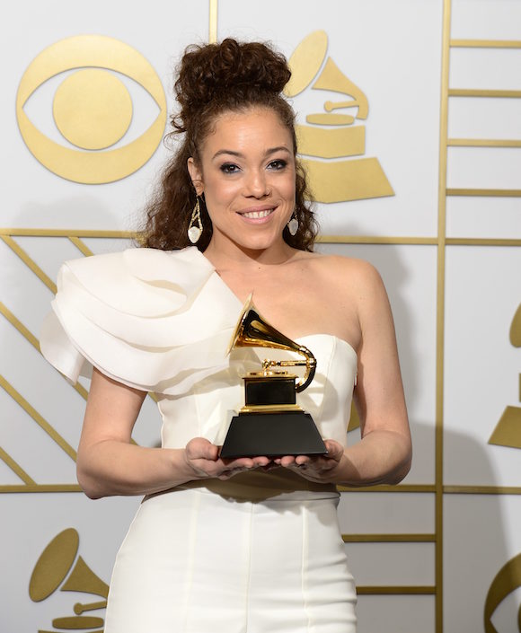 Kendra Foste posa con sus premio Grammy por Mejor Canci&oacute;n R&B.