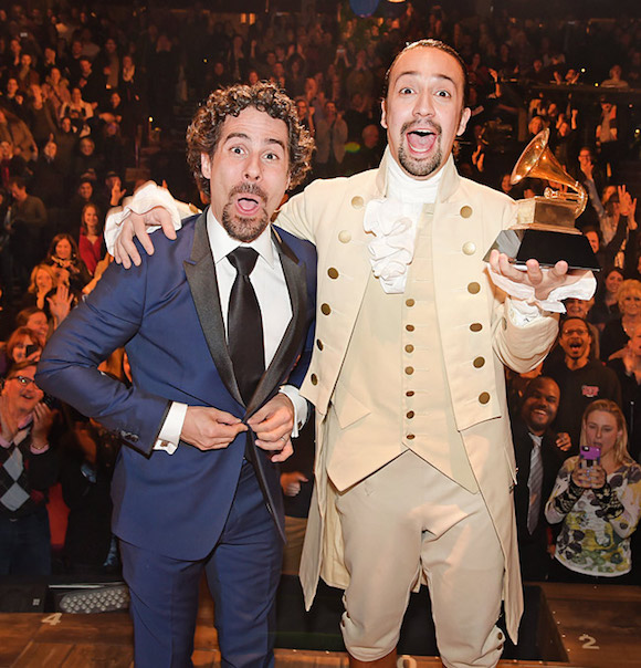 El actor puertorrique&ntilde;o Lin Manuel Miranda conquist&oacute; su segundo Grammy al ganar en la categor&iacute;a de Mejor &aacute;lbum musical de teatro por el disco de la pieza &ldquo;Hamilton&rdquo;, aqu&iacute; junto al director musical, Alex Lacamoire.