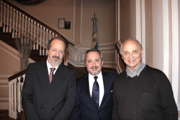 Las autoridades consulares de Argentina en Nueva York iniciaron con pie derecho el a&ntilde;o. Constan en la gr&aacute;fica de Izq. a Der. el Embajador, Jos&eacute; Luis P&eacute;rez Gabilondo, C&oacute;nsul General de Argentina en Nueva York, el Hon. Eduardo Almirantearena, C&oacute;nsul General Adjunto y Mauricio Wainrot, flamante Director General de Asuntos Culturales de la Canciller&iacute;a Argentina.