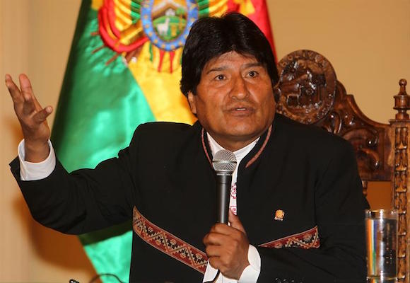 El presidente de Bolivia, Evo Morales, habla en una rueda de prensa hoy, lunes 22 de febrero de 2016, en La Paz, donde abog&oacute; por esperar con "serenidad" los resultados definitivos del referendo sobre su reelecci&oacute;n celebrado ayer domingo, en el que los primeros sondeos y el escrutinio oficial al 72 % dan la victoria al No.