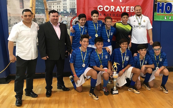 Los jovencitos del Alianza JPS que vencieron en la tanda de penaltis al Scorpion White, para coronarse primer campe&oacute;n en la categor&iacute;a U-14 en la Liga Sport HonduBronx. En la gr&aacute;fica posando con el trofeo que los identifica como campeones. Con ellos el Sr. Javier Chavez, presidente/fundador de la Liga, entre otros. (Cortesia: L.S.H.B.) 