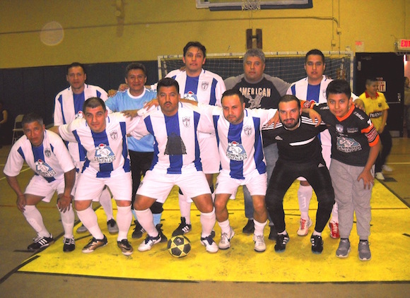 Dirigentes y jugadores del Pachuca que este viernes (1ro. de abril) intentar&aacute; salir airoso de las semifinales categor&iacute;a veteranos en la Brooklyn Champions League, Con ellos su DT Martin "El Negro" Castelar (de pie, segundo desde la derecha). (Foto: Buki Chapin)