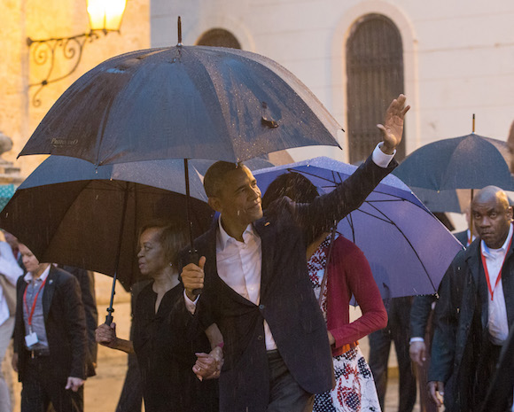 El presidente de Estados Unidos Barack Obama saluda su llegada el domingo 20 de marzo, a la Catedral de La Habana, Cuba. Obama junto a su esposa Michelle y sus hijas Sasha y Malia, visitaron La Habana Vieja, el centro hist&oacute;rico de la capital de Cuba, un paseo que tuvieron que realizar protegidos por paraguas debido a la lluvia que les ha recibido en la ciudad. 