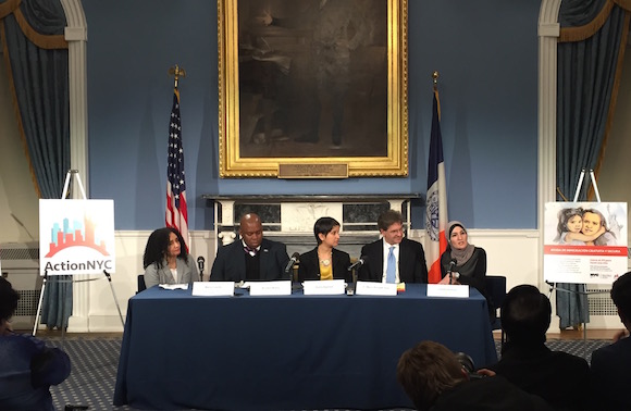 La alcald&iacute;a se reuni&oacute; con los medios &eacute;tnicos para lanzar oficialmente ActionNYC. De izquierda a derecha, Mar&iacute;a Lizardo, Richard Buery, Nisha Agarwal, Mario Russell y Linda Sarsour. (Foto: Jorge Muniz, MOIA)