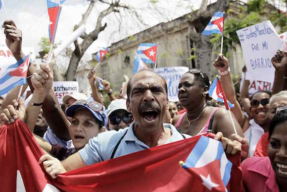 Cientos de personas, partidarios del Gobierno de los Castro en Cuba, realizan una contramanifestaci&oacute;n en La Habana, Cuba. Unas cincuenta Damas de Blanco y otros opositores fueron arrestados en la capital tras la habitual marcha dominical del grupo disidente femenino, que fue respondida con una contramanifestaci&oacute;n de repudio por partidarios del Gobierno, a pocas horas de la llegada a la isla del presidente de EEUU, Barack Obama. 