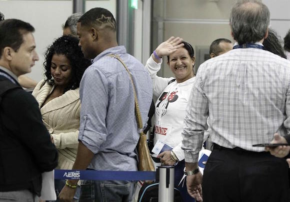  Migrantes cubanos hacen fila hoy, viernes 11 de marzo de 2016, para abordar un avi&oacute;n y viajar a Nuevo Laredo, M&eacute;xico, en su ruta para los Estados Unidos, en el aeropuerto Juan Santamar&iacute;a en San Jos&eacute; (Costa Rica).