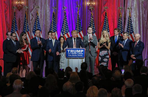 El magnate inmobiliario Donald Trump (c) habla hoy, martes 15 de marzo de 2016, en Palm Beach, Florida