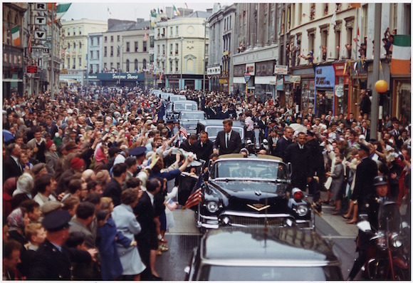 El Presidente Kennedy no olvidó sus raíces irlandesas y realizó una visita a la tierra esmeralda el 28 de junio de 1963, como se aprecia en esta gráfica en la calle San Patricio en Cork el recibimiento fue masivo y hay bastante material documental al respecto.