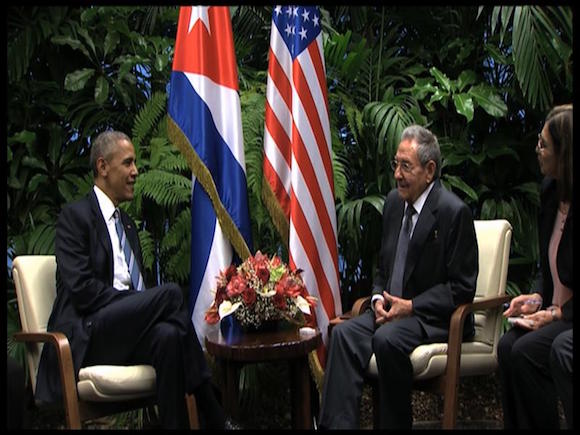 Captura de v&iacute;deo de la se&ntilde;al oficial durante la reuni&oacute;n bilateral entre los presidentes de Cuba, Ra&uacute;l Castro (d), y de EE.UU., Barack Obama (i), hoy, lunes 21 de marzo de 2016, en el Palacio de la Revoluci&oacute;n de La Habana, sede del Gobierno de la isla, en La Habana (Cuba). Se trata del tercer encuentro entre ambos presidentes desde que se anunci&oacute; el deshielo entre los dos pa&iacute;ses, despu&eacute;s de sus encuentros en la Cumbre de las Am&eacute;ricas en Panam&aacute;, en abril de 2015, y en la Asamblea General de la ONU en Nueva York, en septiembre. 