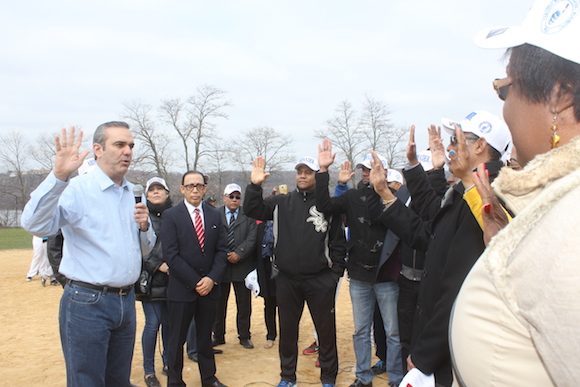 El candidato a la presidencia de la Rep&uacute;blica Dominicana, por el Partido Revolucionario Dominicano (PRM), Luis Abinader, juramenta a los integrantes de la Coordinaci&oacute;n Internacional de Deportes de New York.