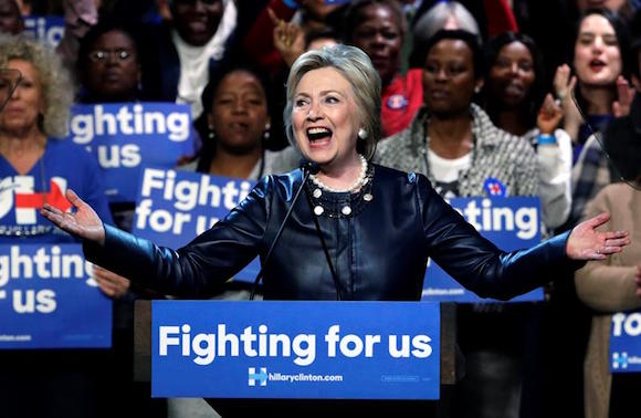 La aspirante demócrata a la presidencia estadounidense Hillary Clinton pronuncia un discurso durante un acto electoral celebrado en el Teatro Apolo de Harlem en Nueva York, Estados Unidos, hoy 30 de marzo de 2016. Las elecciones primarias de Nueva York tendrán lugar el próximo 19 de abril.