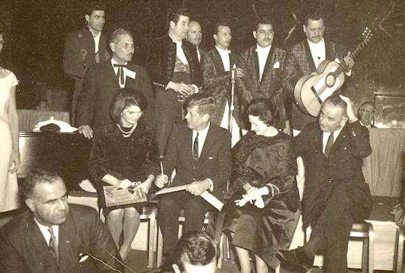 En esta foto de archivo el Presidente Kennedy junto a su esposa Jacqueline comparte con activistas de Derechos Civiles mexicano-americanos congregados en Hotel Houston el 21 de noviembre de 1963, horas antes de su asesinato en Dallas.