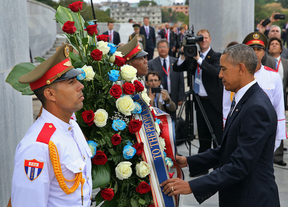 La visita oficial de dos d&iacute;as y medio del Presidente Obama a Cuba inici&oacute; con una ofrenda floral colocada por el mandatario ante el monumento de Jos&eacute; Mart&iacute; en la Plaza de la Revoluci&oacute;n. Obama en su visita mencion&oacute; en varias ocasiones a Mart&iacute; quien vivi&oacute; quince a&ntilde;os en Nueva York.