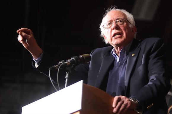 El senador y precandidato demócrata a la presidencia Bernie Sanders habla en un evento de campaña para las elecciones primarias del Súper Martes en el Champlain Valley Exposition en Essex Junction, Vermont (EE.UU.).