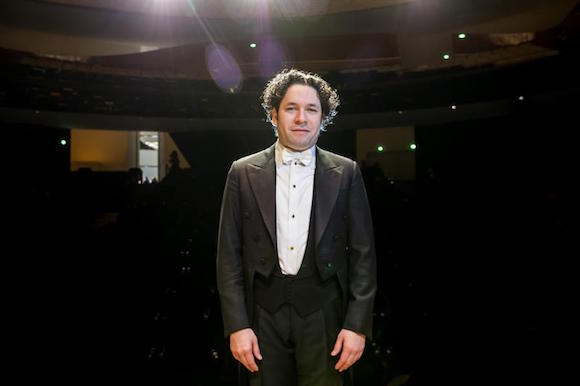 Fotograf&iacute;a de archivo del 25 de enero de 2015 del director de orquesta venezolano Gustavo Dudamel, previo a una presentaci&oacute;n en la ciudad de Par&iacute;s, Francia. Dudamel, responsable musical y art&iacute;stico de la Orquesta Filarm&oacute;nica de Los &Aacute;ngeles y director musical de la Orquesta Sinf&oacute;nica Sim&oacute;n Bol&iacute;var de Venezuela, recibi&oacute; el Premio Americas Society al Logro Cultural, 