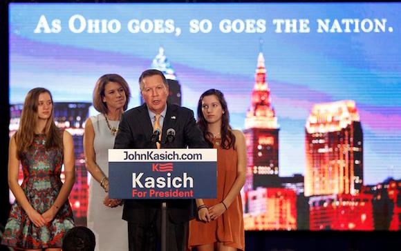 El gobernador de Ohio (EE.UU.), John Kasich (2d), habla junto a su esposa, Karen (2i), y sus hijas Emma (i) y Reese (d) hoy, martes 15 de marzo de 2016, en la Universidad Wallace University de Berea, Ohio (EE.UU.). Kasich logr&oacute; hoy una victoria crucial sobre el multimillonario Donald Trump en las primarias republicanas de su estado, donde el ganador se lleva el total de 66 delegados en juego.