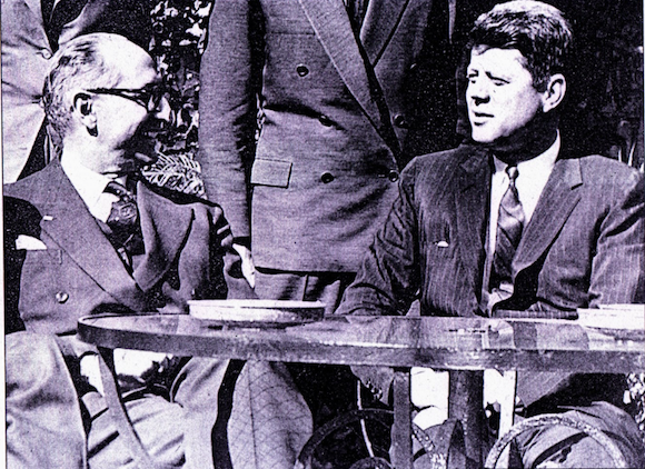 El Presidente Kennedy demostró gran apertura a América Latina en donde implementó su proyecto Alianza para el Progreso a fin de promover la ayuda humanitaria y los Derechos Humanos. En la gráfica dialogando con el Presidente de Argentina Arturo Frondizi.