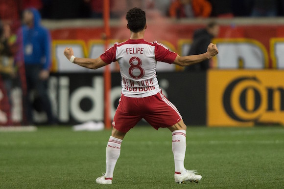 El centrocampista brasile&ntilde;o Felipe Martins de los Red Bulls de Nueva York consegui&oacute; un doblete y le dio el triunfo final al equipo de la Gran Manzana por 4-3. 