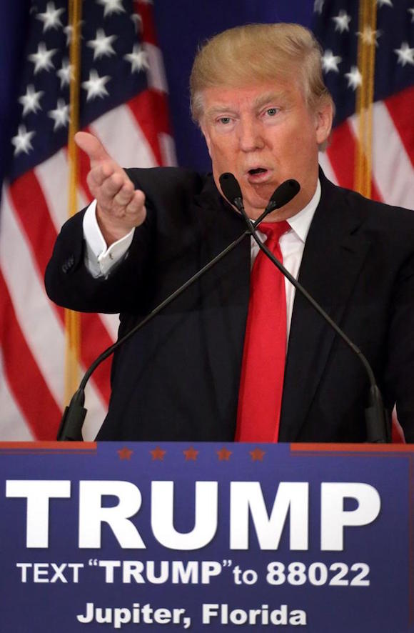 El magnate inmobiliario y aspirante presidencial Donald Trump habla hoy, martes 9 de marzo de 2016, tras imponerse en las elecciones primarias del Partido Republicano celebradas en Michigan (EE.UU.), llevándose así el estado más codiciado de la noche