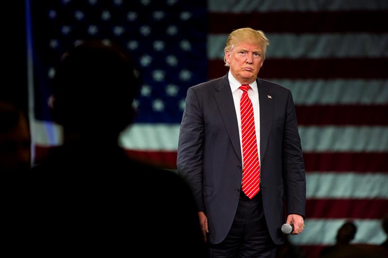 Donald Trump habla en el Centro de Convensiones de Tampa, a unos 450 kil&oacute;metros de Miami, Florida, durante una parada de campa&ntilde;a ayer lunes 14 de marzo de 2016