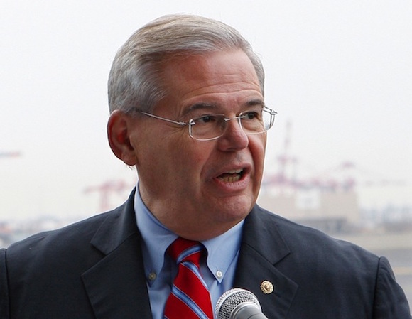 El Senador Dem&oacute;crata por Nueva Jersey, Bob Men&eacute;ndez quien se ha caracterizado por levantar su propia voz, muchas veces fuera de lo dictado por la maquinaria partidista, critic&oacute; severamente la visita de Obama a Cuba.