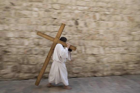 Un cristiano porta con la cruz a su paso por la novena estaciÛn del Viacrucis junto a la iglesia del Santo Sepulcro en JerusalÈn, Israel. Un mpapiro de Oxford podrÌa ser la prueba concluyente de la existencia histÛrica de Jes˙s de Nazaret, seg˙n CardeÒosa.