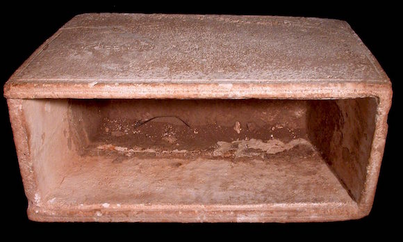 Foto cedida por el Departamento de ArqueologÌa de Israel que muestra un osario que podrÌa ser del supuesto hermano de Jes˙s, con una inscripciÛn en la que se puede leer en arameo 'Ya'skov Bar Yosef Akhui di Yeshua' ("Jacobo, hijo de JosÈ, hermano de Jes˙s). El hallazgo fue realizado en 2002, pero fue considerado una falsificaciÛn por las autoridades israelÌes. Se pensÛ que el osario era la primera prueba de la existencia de Jes˙s, m·s all· de las escrituras.