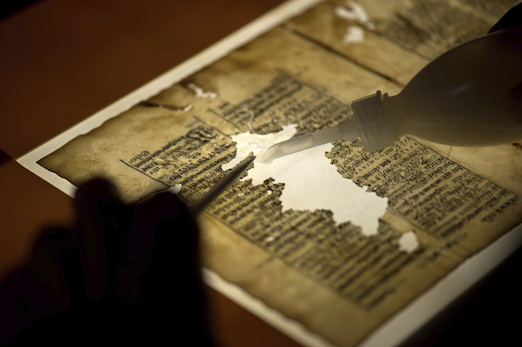 Rebekka Schulz, restaurando una Biblia Germ·nico-latina en la Biblioteca Estatal de Sajonia. Algunos enigmas de los orÌgenes del cristianismo siguen permaneciendo. EFE/EPA / ARNO BURGI