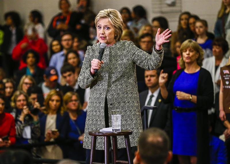 La candidata a la presidencia de Estados Unidos por el Partido Dem&oacute;crata, Hillary Clinton, habla hoy, jueves 10 de marzo de 2016, durante un evento de campa&ntilde;a en el Sullivan Center and Family Aquatic Center en Vernon Hills, Illinois 