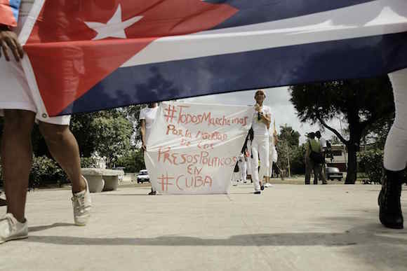 Las Damas de Blanco es una agrupaci&oacute;n considerada ilegal por el gobierno de Cuba. Dedicada a denunciar la existencia de presos pol&iacute;ticos, ha cuestionado a Obama por sus "concesiones" al gobierno de Castro, sin exijirle respetar los Derechos Humanos. Fueron apresadas por el regimen poco antes de la visita de Obama a Cuba.