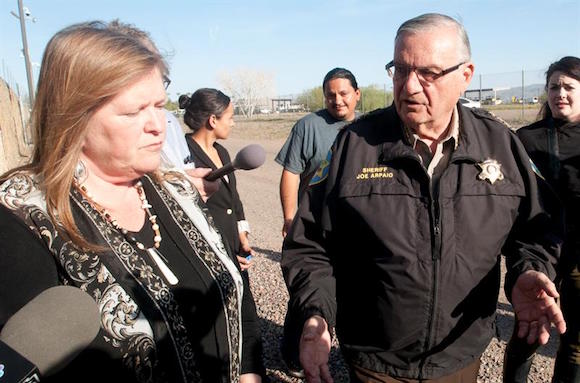 La esposa del precandidato presidencial dem&oacute;crata Bernie Sanders, Jane Sanders (i), visit&oacute; la c&aacute;rcel Tent City del Sheriff Joe Arpaio (d).
