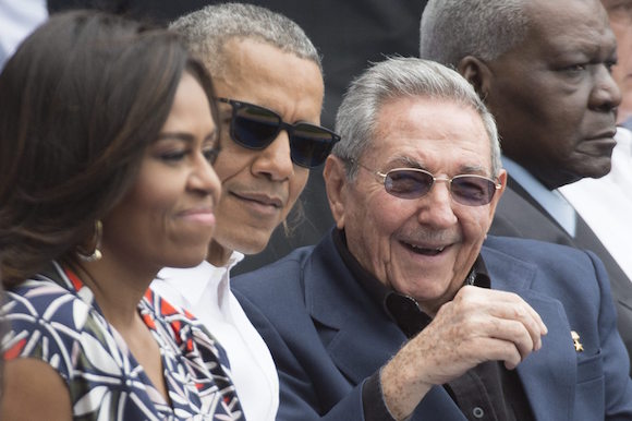 El presidente de Estados Unidos, Barack Obama (c), y su mujer Michelle Obama, conversan con el presidente cubano, Ra&uacute;l Castro, durante el partido de b&eacute;isbol disputado entre el equipo de Cuba y los Rayos de Tampa Bay, en el estadio Latinoamericano de La Habana, Cuba.