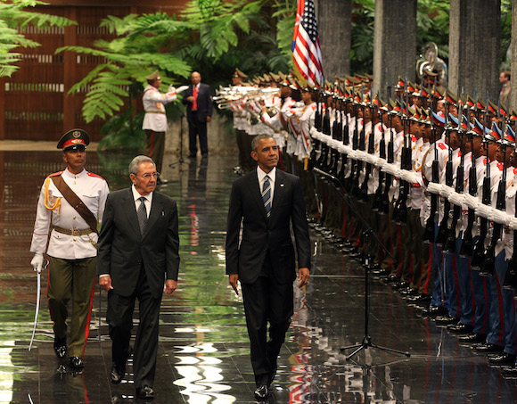 El presidente de Cuba Ra&uacute;l Castro (i) recibe al presidente de Estados Unidos Barack Obama (d) en la ceremonia oficial de recibimiento en el Palacio de la Revoluci&oacute;n en La Habana, Cuba. 