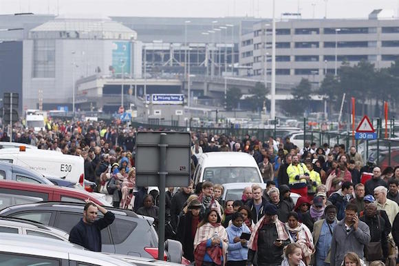 Pasajeros y trabajadores evac&uacute;an el edificio de la terminal tras registrarse explosiones en el aeropuerto internacional de Zaventem, cerca de Bruselas (B&eacute;lgica)