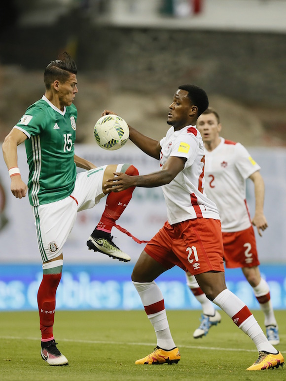 El jugador de México Héctor Moreno (i) disputa el balón con Cyle Larin (d) de Canadá en un partido del grupo A de la eliminatoria de la Concacaf rumbo al Mundial de Rusia 2018 realizado en el Estadio Azteca, en Ciudad de México.