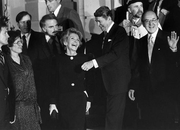 el presidente de Estados Unidos Ronald Reagan (CR) y su esposa Nancy (CL) durante una visita en Ginebra, Suiza, 20 de noviembre de 1985. De acuerdo con los informes que citan su portavoz, Nancy Reagan muri&oacute; el 06 de marzo de 2016 a los 94 a&ntilde;os.