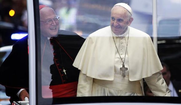 Foto de archivo que muestra a el papa Francisco (d) junto al cardenal Timothy Dolan (i) a su llegada a la Catedral de San Patricio en Nueva York.