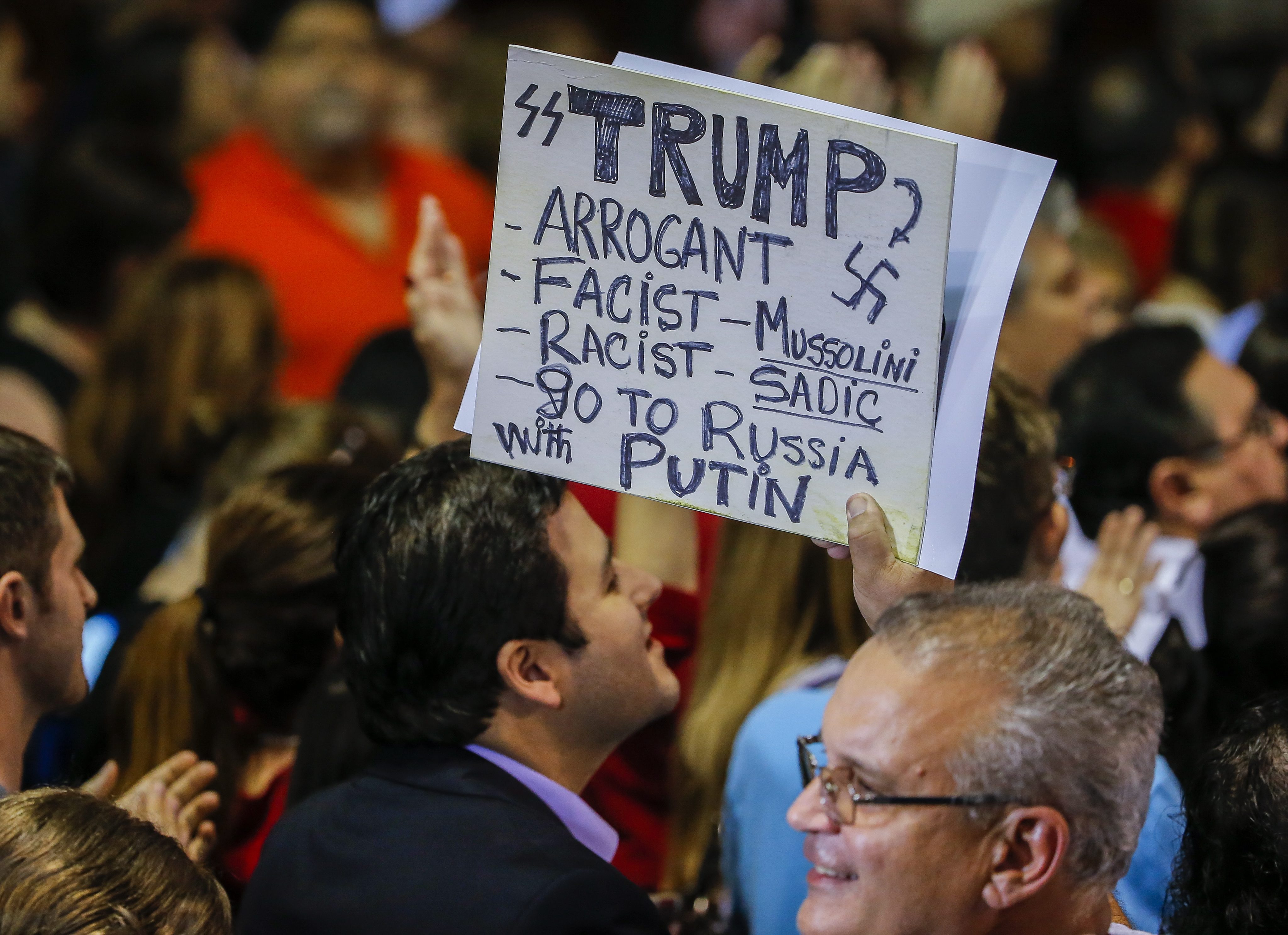Cada d&iacute;a se ven m&aacute;s carteles en contra de Donald Trump. 