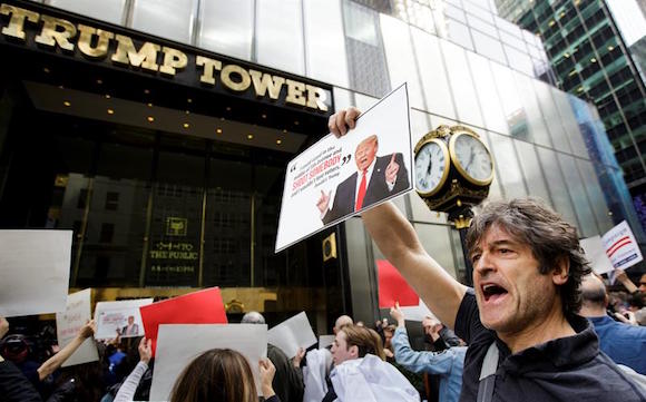 Un grupo de abogados de la Campa&ntilde;a Brady para Prevenir la Violencia con Armas protesta contra el precandidato presidencial republicano Donald Trump frente a la Torre Trump en Nueva York (EE.UU.) hoy, mi&eacute;rcoles 16 de marzo de 2016. La protesta se lleva a cabo tras declaraciones recientes de Trump, quien asegur&oacute; que as&iacute; disparara a alguien en la Quinta Avenida, no perder&iacute;a votantes.