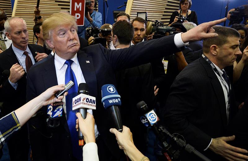 El aspirante a candidato presidencial por el partido republicano Donald Trump se dirige a los medios de comunicación tras el décimo debate televisado entre aspirantes republicanos a la Casa Blanca, el pasado 25 de febrero de 2016.