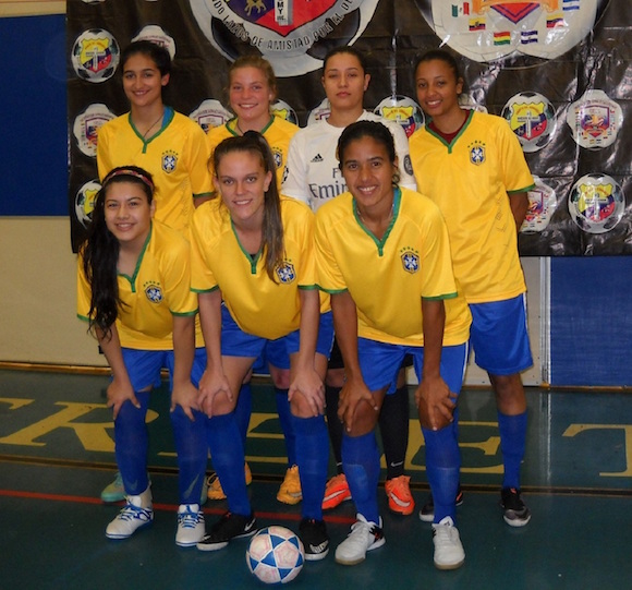 Las jovencitas del Dorian, representantes de la Cristo del Consuelo Soccer League, que ya están en las semifinales en la categoría Damas del torneo Interligas organizado por la Unión de Ligas Latinas. (Foto Buki Chapin)