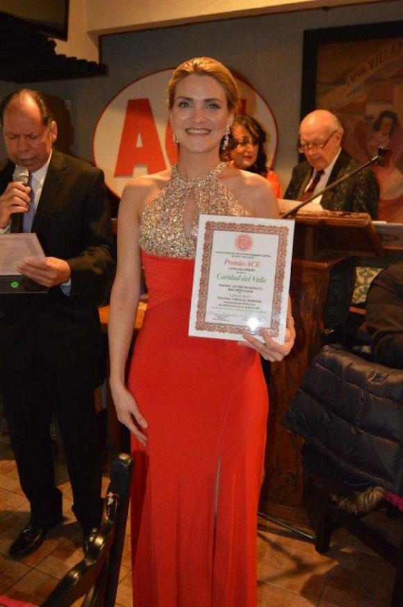 Caridad del Valle recibiendo su premio ACE 2016, a ambos lados aparecen Miguel &Aacute;ngel Rodriguez y el presidente de ACE, Fernando Campos. Foto Michael Palma.