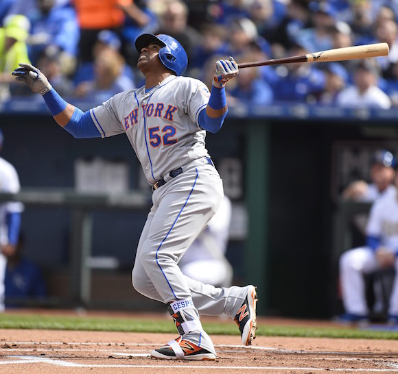 El jugador de Mets de New York Yoenis Cespedes batea ante los Reales de Kansas City.