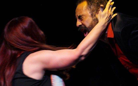 Yanilen y Francísco en una dramática escena de "Cuando duermo contigo".