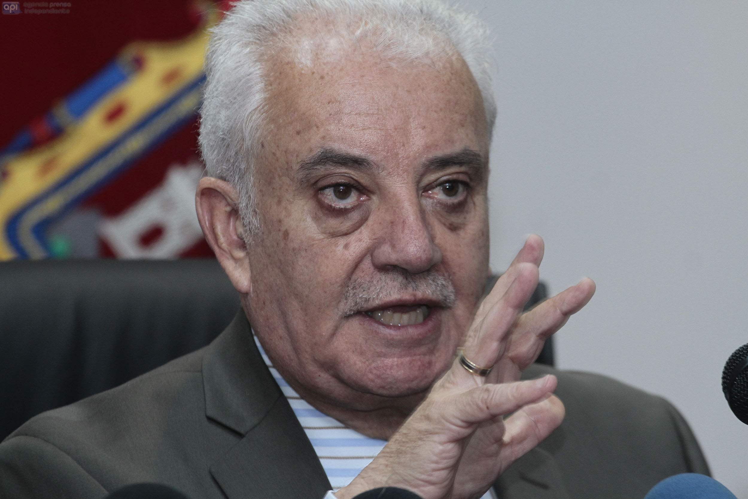 Pedro Miguel Delgado Campa&ntilde;a, primo del presidente ecuatoriano Rafael Correa, Ex Presidente del Banco Central de Ecuador y actualmente pr&oacute;fugo de la justicia en Miami, tambi&eacute;n aparece en Panama Papers.