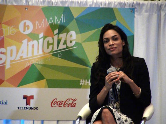 La actriz Rosario Dawson habla hoy, miércoles 6 de abril 2016, durante la conferencia de Hispanicize, en Miami, Florida (EE.UU.). Dawson dejó claro su apoyo al precandidato demócrata a la Presidencia Bernie Sanders y manifestó estar "orgullosa" de haber escrito la carta con la que se enfrentó a la activista Dolores Huerta