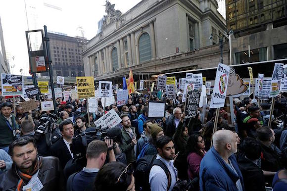 Manifestantes protestan hoy, jueves 14 de abril de 2016, frente al hotel Grand Hyatt donde se realiza la Gala Republicana del estado de Nueva York, en Nueva York (EE.UU.). Los candidatos presidenciales republicanos Donald J. Trump, Ted Cruz y John Kasich están programados para asistir a la gala.