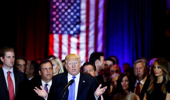 El precandidato republicano a la Presidencia estadounidense Donald Trump (c) pronuncia un discurso sobre los resultados en las elecciones primarias de Connecticut, Delaware, Maryland, Pensilvania y Rhode Island hoy, martes 26 de abril de 2016, en Nueva York