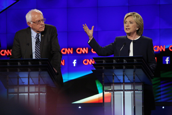 El senador de Vermont Bernie Sanders (i) y la exsecretaria de Estado Hillary Clinton (d) asisten al debate presidencial Dem&oacute;crata.